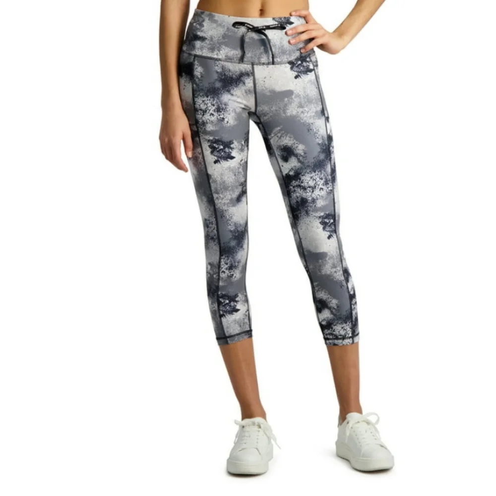 NWT REEBOK WOMENS FEARLESS SCATTER PRINT CAPRI LEGGINGS W/POCKETS